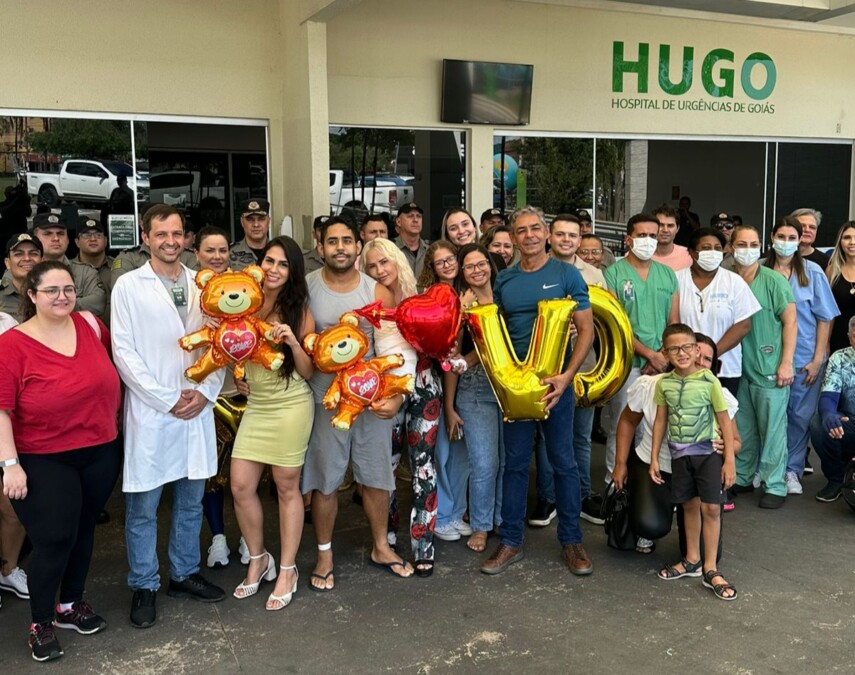 Amigos, colegas e familiares recebem policial militar depois da alta médica