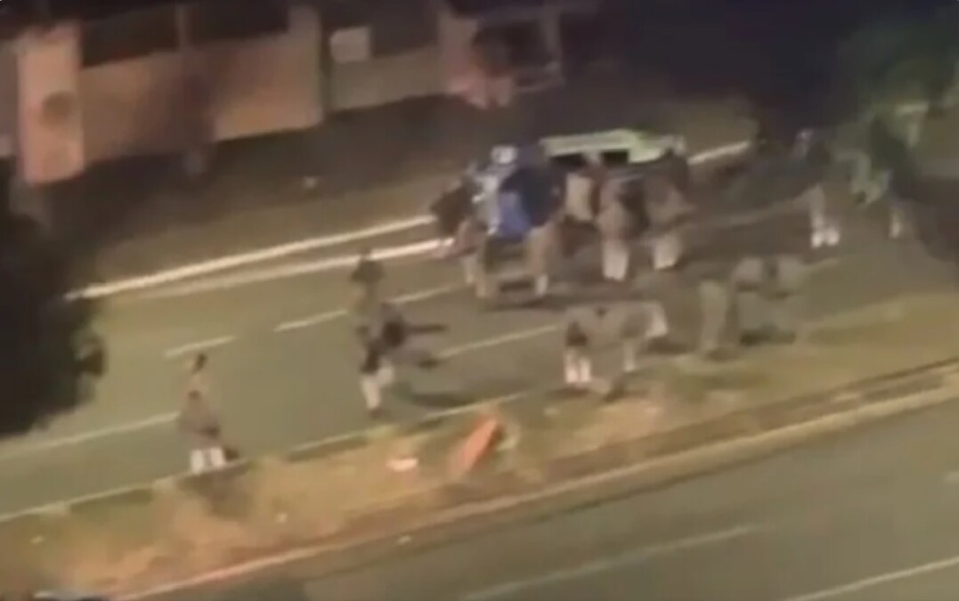 Uma viatura da Polícia Militar (PM) capotou no fim da noite de sábado (14), na Avenida S-1, no Setor Bueno, em Goiânia