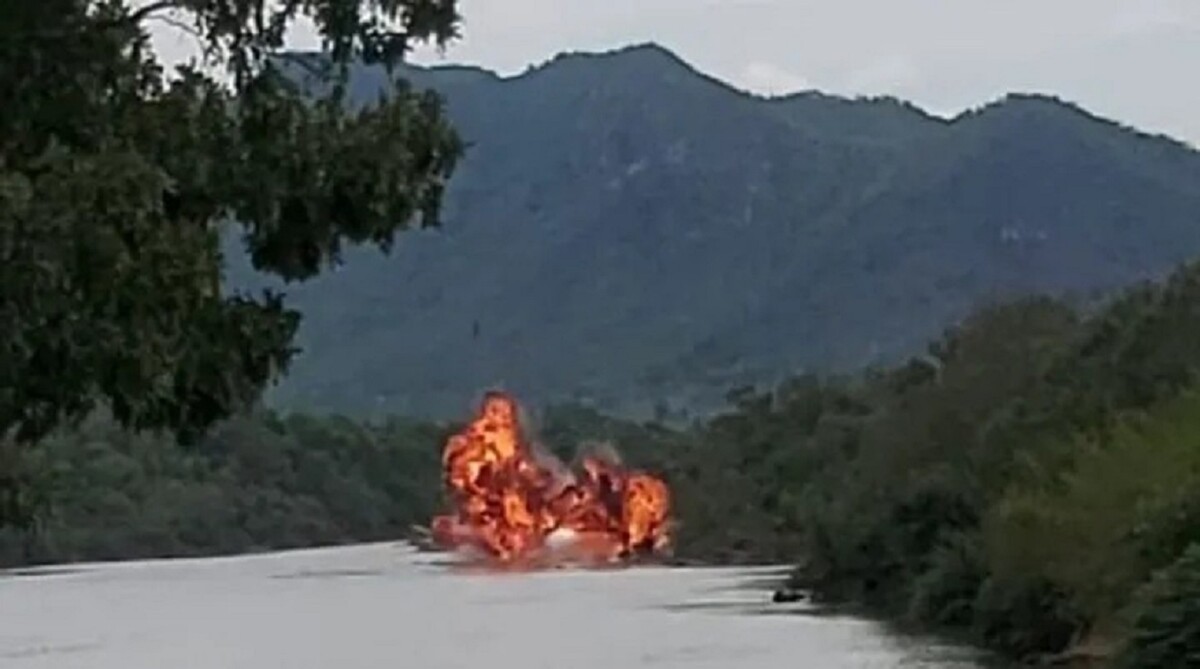 Policia Federal explode três embarcações usadas para garimpo ilegal em Goiás Ações foram nas cidades de Monte Alegre de Goiás e Cavalcante