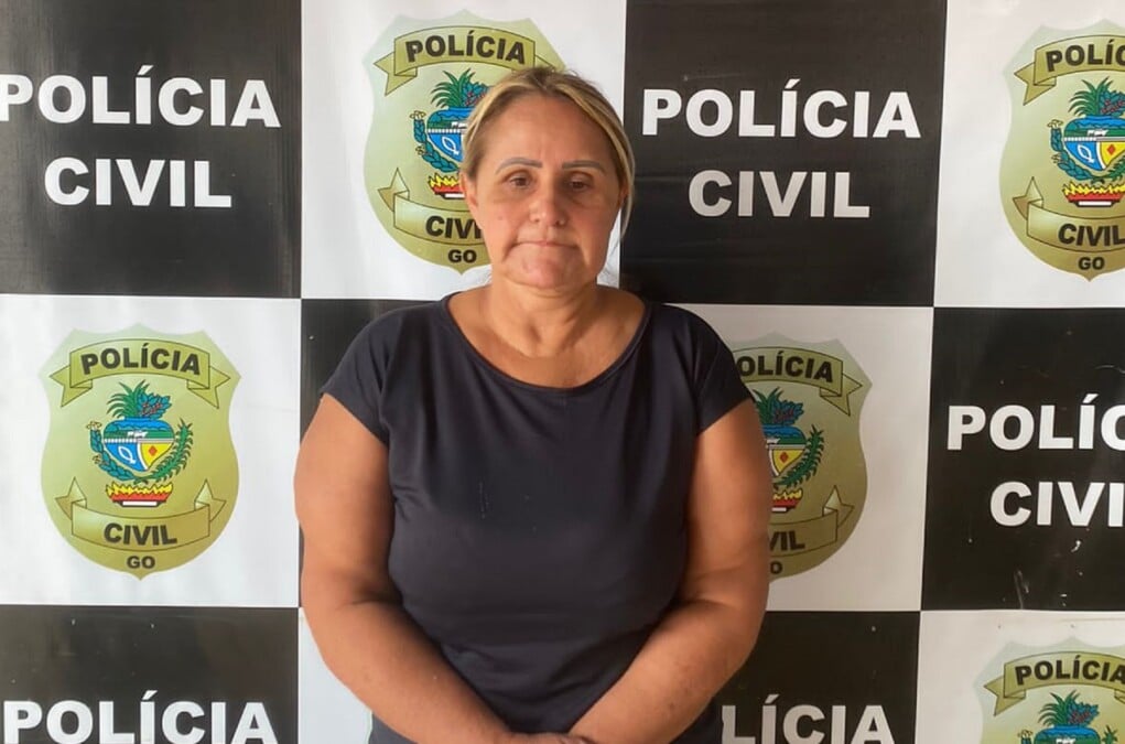 Presa suspeita de enganar 50 compradores de imóveis pelo Minha Casa Minha Vida, em Trindade Foram encontradas com a mulher duas armas