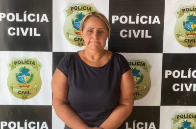 Presa suspeita de enganar 50 compradores de imóveis pelo Minha Casa Minha Vida, em Trindade Foram encontradas com a mulher duas armas