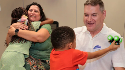 Casal que vive no Canadá adota irmãos que moravam em Goiás