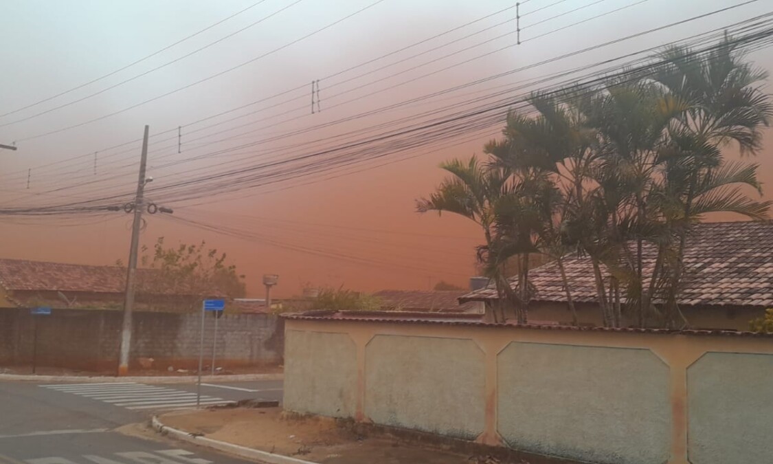 Tempestade de terra cobre Santa Fé de Goiás e assusta moradores
