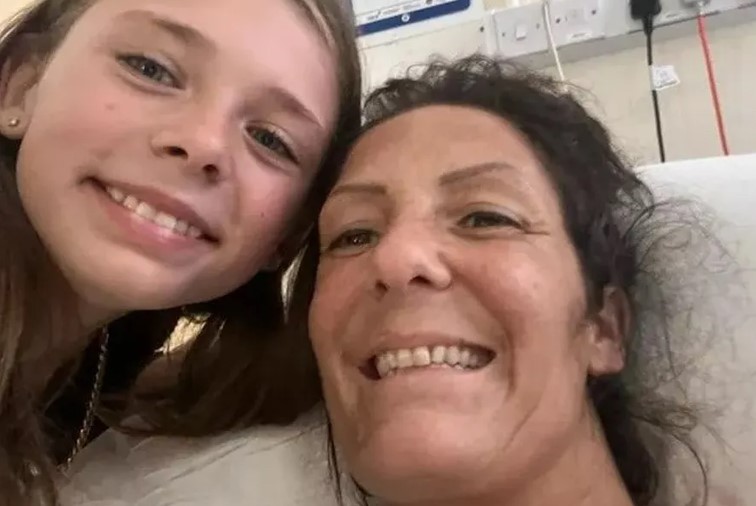 Lisa Jones e sua filha — Foto: Reprodução/Media Wales