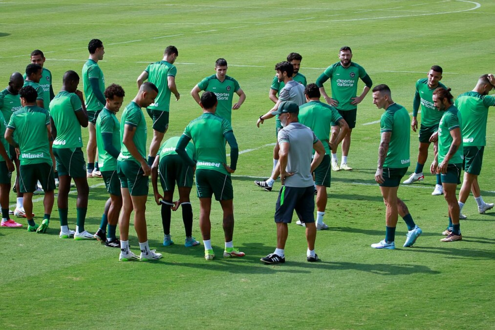 Goiás tem três desfalques para confronto direto contra o Bahia