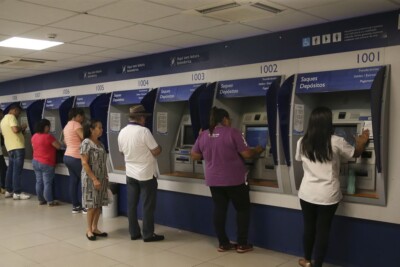 Agências da Caixa abrirão uma hora mais cedo para negociar dívidas no Desenrola Iniciativa é voltada para tirar dúvidas sobre Desenrola