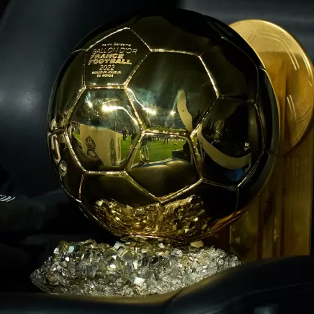 Bola de Ouro 2023: Dibu Martínez ganha o troféu Yashin, de melhor goleiro  do mundo : r/futebol