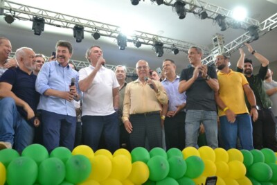 Políticos goianos em palco com Bolsonaro durante evento político (Foto: divulgação)