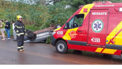 GO-427: três pessoas ficam feridas após carro capotar em Jaraguá