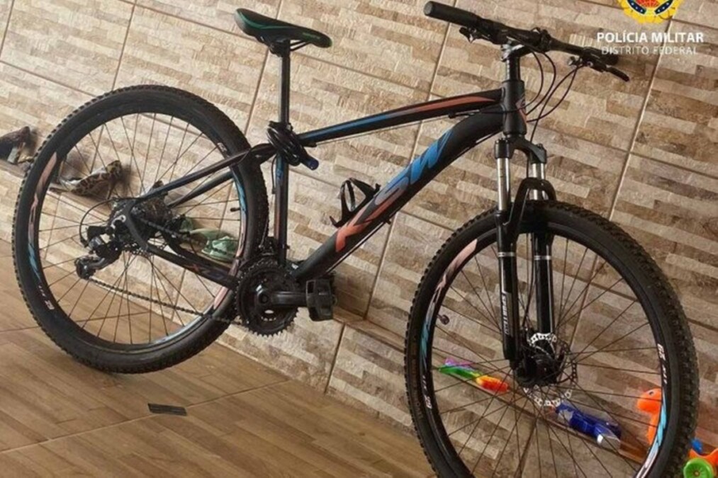 Suspeito de roubar bicicleta é perseguido por populares, se esconde em loja, mas é preso por PMs no DF