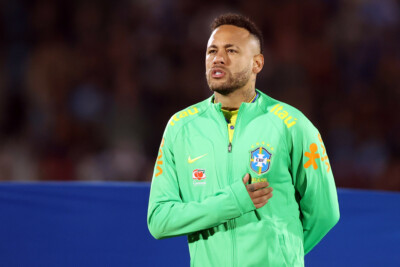 Neymar cantando hino nacional antes da partida