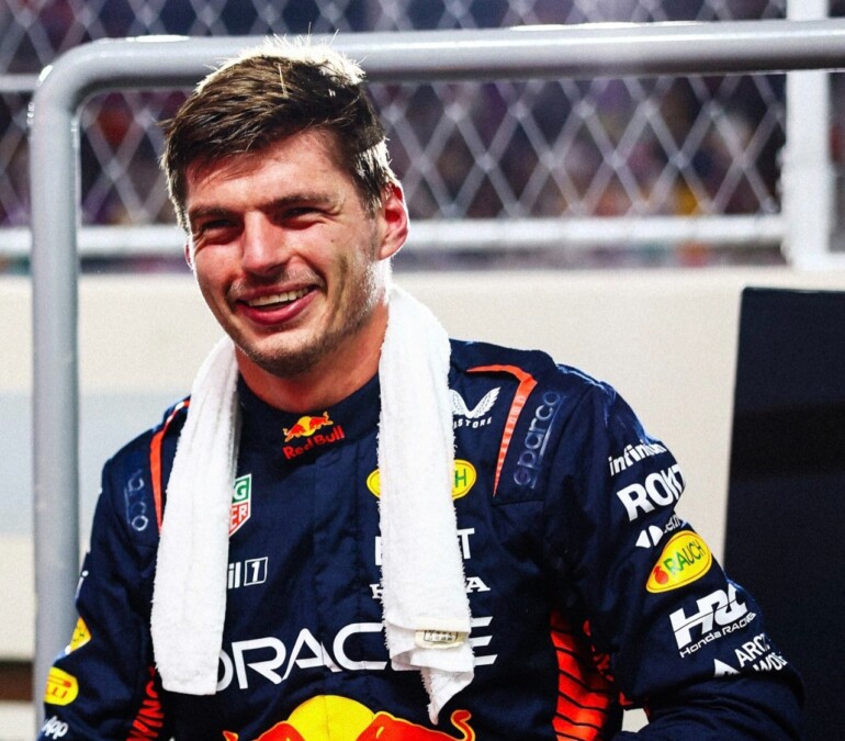 Max Verstappen comemorando com a Red Bull