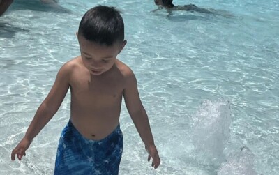 Mulher é acusada de ficar 'grudada no celular' enquanto filho morria afogado em parque aquático Anthony Leo Malave, de 3 anos, se afogou e