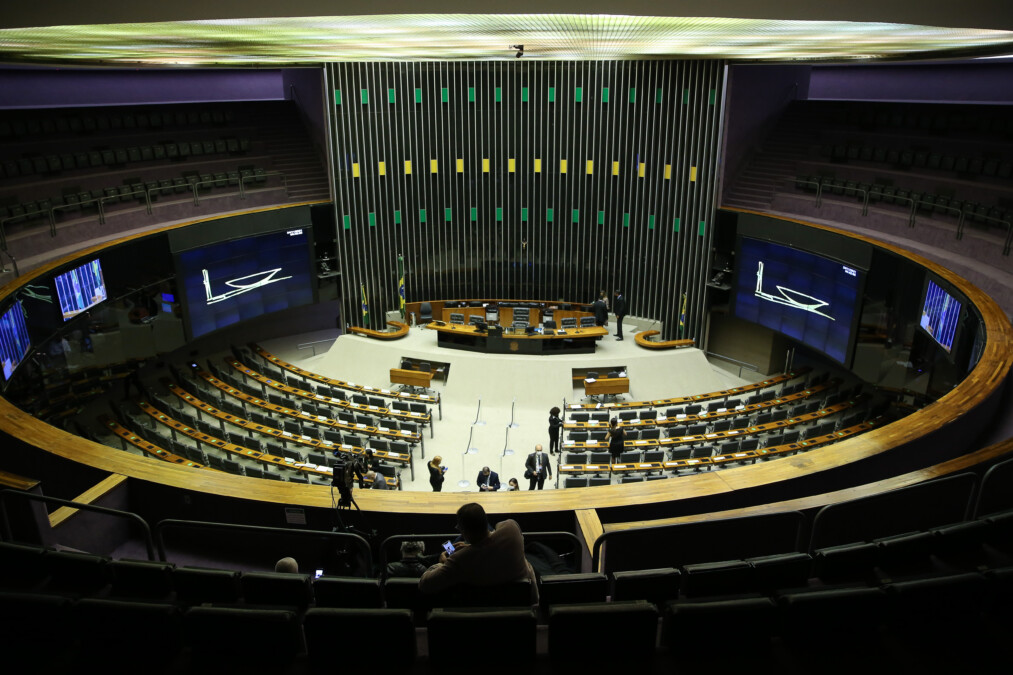 Câmara aprova projeto de lei de taxação para super-ricos Com 323 votos a favor e 119 contra, texto segue para Senado