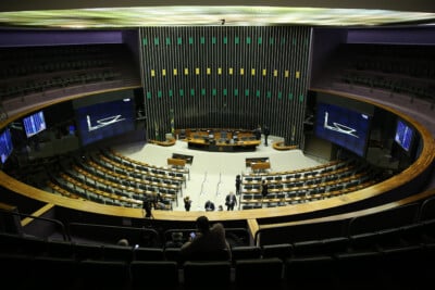 Câmara aprova projeto de lei de taxação para super-ricos Com 323 votos a favor e 119 contra, texto segue para Senado