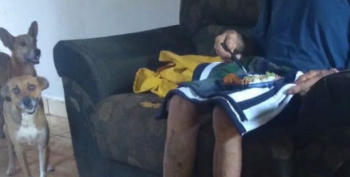 Vizinhos ajudaram a PC a libertar idoso que disputava ração com cachorros, em Goiânia Caso aconteceu no setor Orlando de Morais