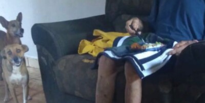 Vizinhos ajudaram a PC a libertar idoso que disputava ração com cachorros, em Goiânia Caso aconteceu no setor Orlando de Morais