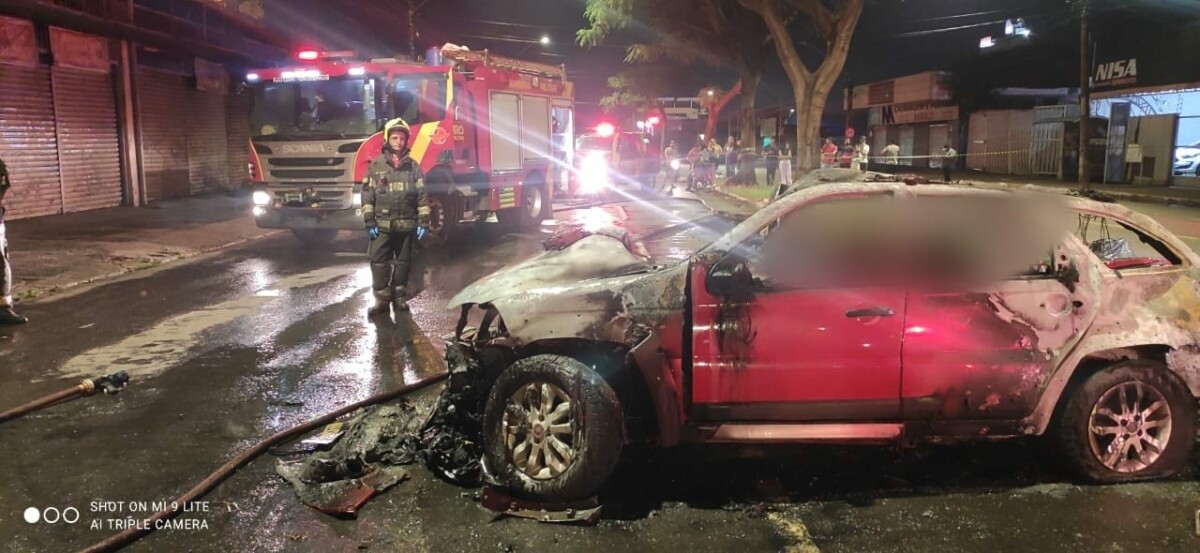 Carro ficou completamente destruído pelo incêndio seguido de colisão (Foto: Bombeiros)