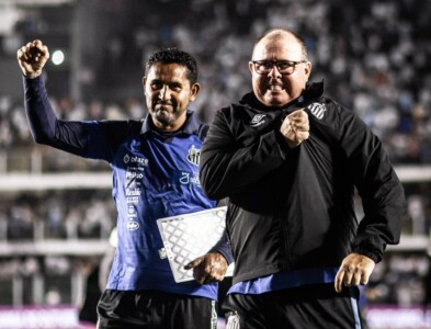 Marcelo Fernandes comemorando vitória na Vila Belmiro