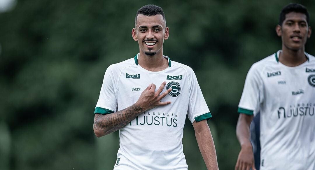 Volante comemorando seu gol pela equipe esmeraldina. Foto: Heber Gomes - Mais Goiás