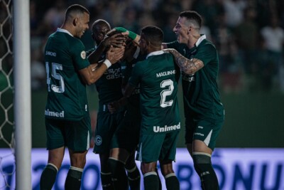 Jogadores do Goiás comemorando gol diante do São Paulo