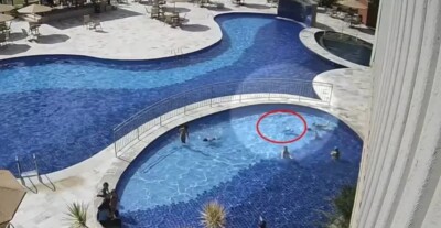 Câmeras de segurança captaram imagens do corpo da criança na piscina (Foto: reprodução)
