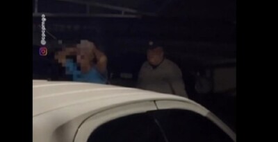 Polícia prende homem que invadiu casa da ex-namorada para agredi-la, em Goiânia PM localizou o agressor escondido atrás de um veículo