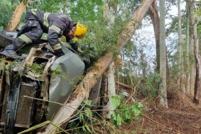 Carro capota em Campo Limpo de Goiás e mulher fica presa às ferragens