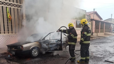 Motor de carro pega fogo enquanto motorista dirigia em Luziânia