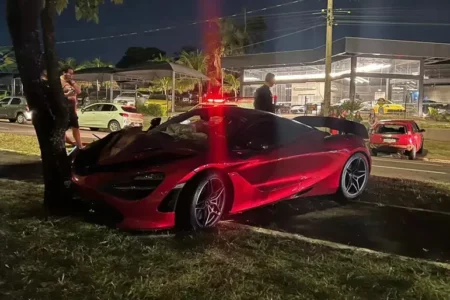 Motorista bate McLaren em Campo Grande (Foto: Redes Sociais)