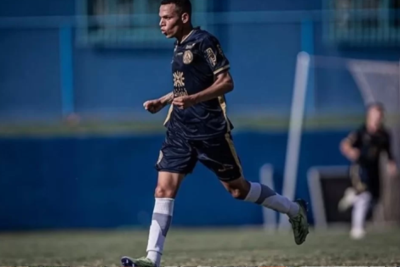 O jogador de futebol Jhonny Cleiton Francisco Muniz, de 22 anos, morreu em um acidente de carro na GO-118, em Alto Paraíso de Goiás, no nordeste goiano. Um irmão e dois primos do atleta também estavam no veículo, mas sobreviveram. O acidente ocorreu neste sábado (11). Conhecido no futebol como Jhonny Reges, o jogador e as outras vítimas voltavam de um aniversário em São João da Aliança quando o carro capotou. Os primos de Jhonny receberam alta, mas o irmão, Daniel Reges, continua internado em estado grave. De acordo com a Prefeitura de São João da Aliança, Daniel também é jogador de futebol e já atuou nas categorias de base do Vila Nova. Os irmãos são naturais de Alto Paraíso e sobrinhos do jogador Fernando Reges, do Sevilla, na Espanha. Jhonny Reges jogou a Copinha como atleta da Aparecidense, em 2022. Atualmente, ele defendia o Cerrado Esporte Clube, time profissional da terceira divisão do futebol goiano.  Até o momento as circunstâncias do acidente não foram divulgadas pelas autoridades. O Mais Goiás não conseguiu atualizar o estado de saúde de Daniel. Por @lorenatxr2/Mais Goiás | Foto: Redes sociais