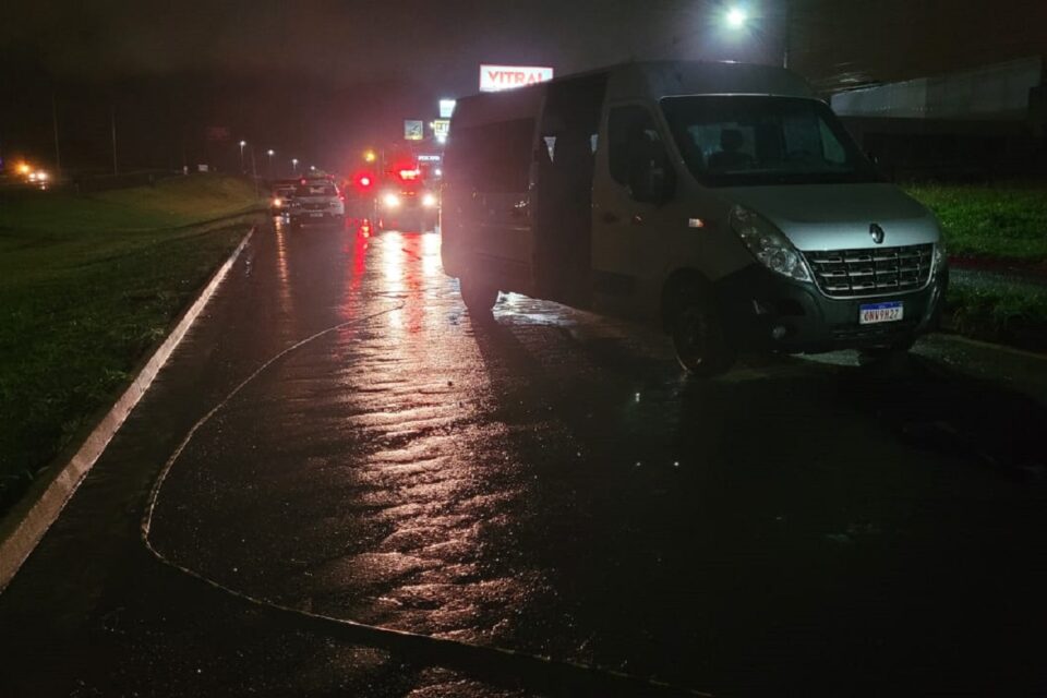 Motociclista cai ao atingir bicicleta e morre atropelado por micro-ônibus na BR-153, em Goiânia Acidente ocorreu no Condomínio Aldeia do Vale