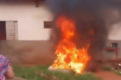 Homem coloca fogo na casa da mãe após a mulher se recusar a pagar lanche para ele