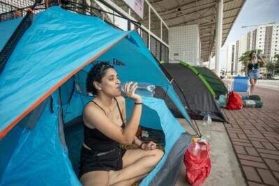 Fãs de Taylor Swift tentam driblar calor intenso em filas na entrada do Engenhão Há grupos acampados desde setembro nos portões do estádio