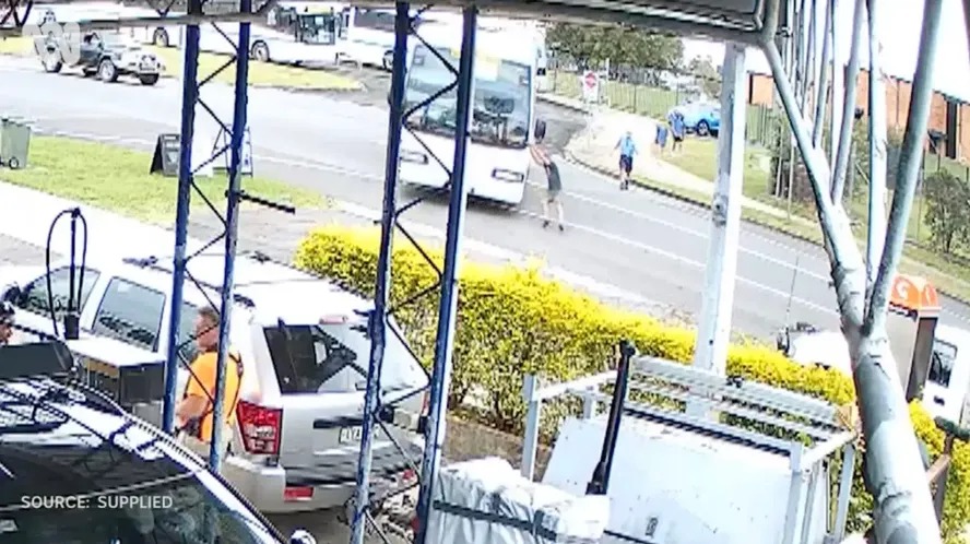 Menina de 14 anos salva ônibus cheio de crianças que ia bater em posto de gasolina; vídeo 
