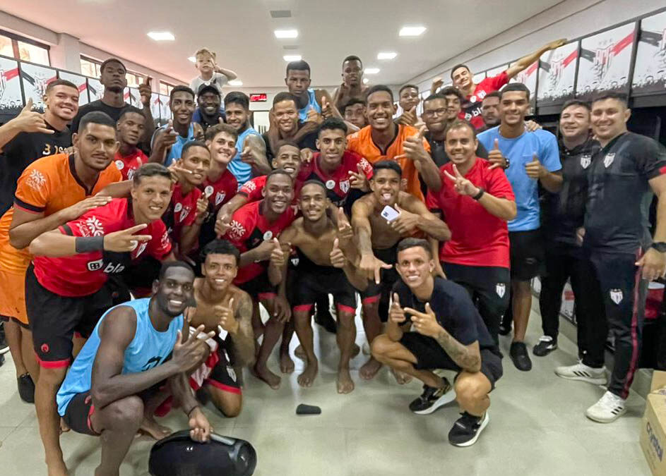 Jogadores do Atlético Goianiense no vestiário