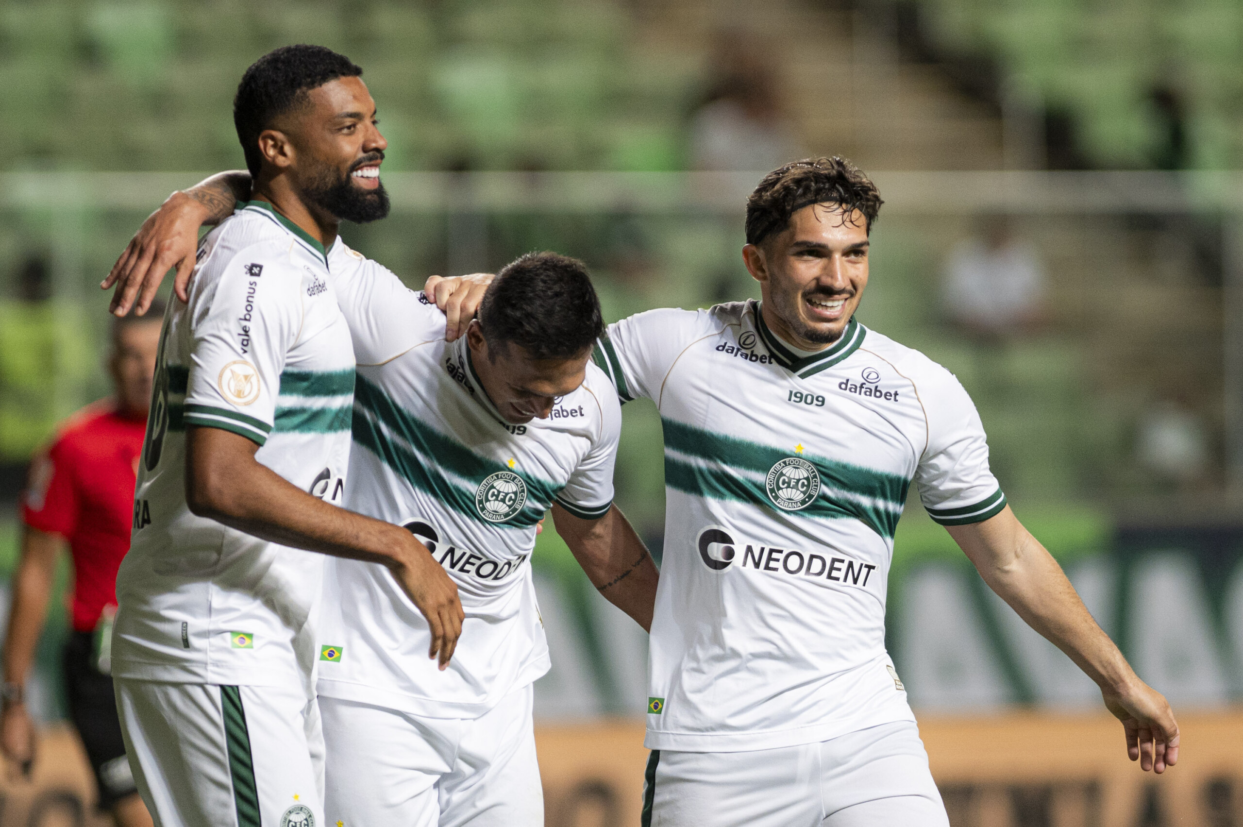 Robson jogador do Coritiba comemora seu gol durante partida contra o America-MG no estadio Independencia pelo campeonato Brasileiro A 2023. (Foto: Alessandra Torres/AGIF/Folhapress