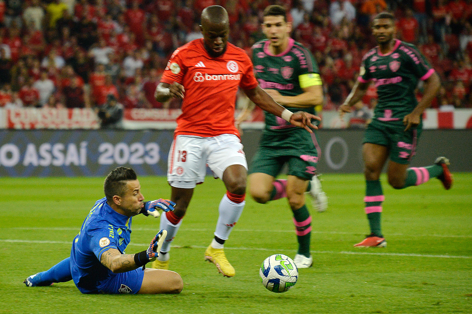 O atacante Enner Valencia, da equipe do Internacional, na partida entre Internacional e Fluminense, valida pela 33 a. rodada, do Campeonato Brasileiro de Futebol 2023, no estadio Beira Rio, em Porto Alegre, nesta quarta feira (08). (Foto: Donaldo Hadlich/Código 19/Folhapress)