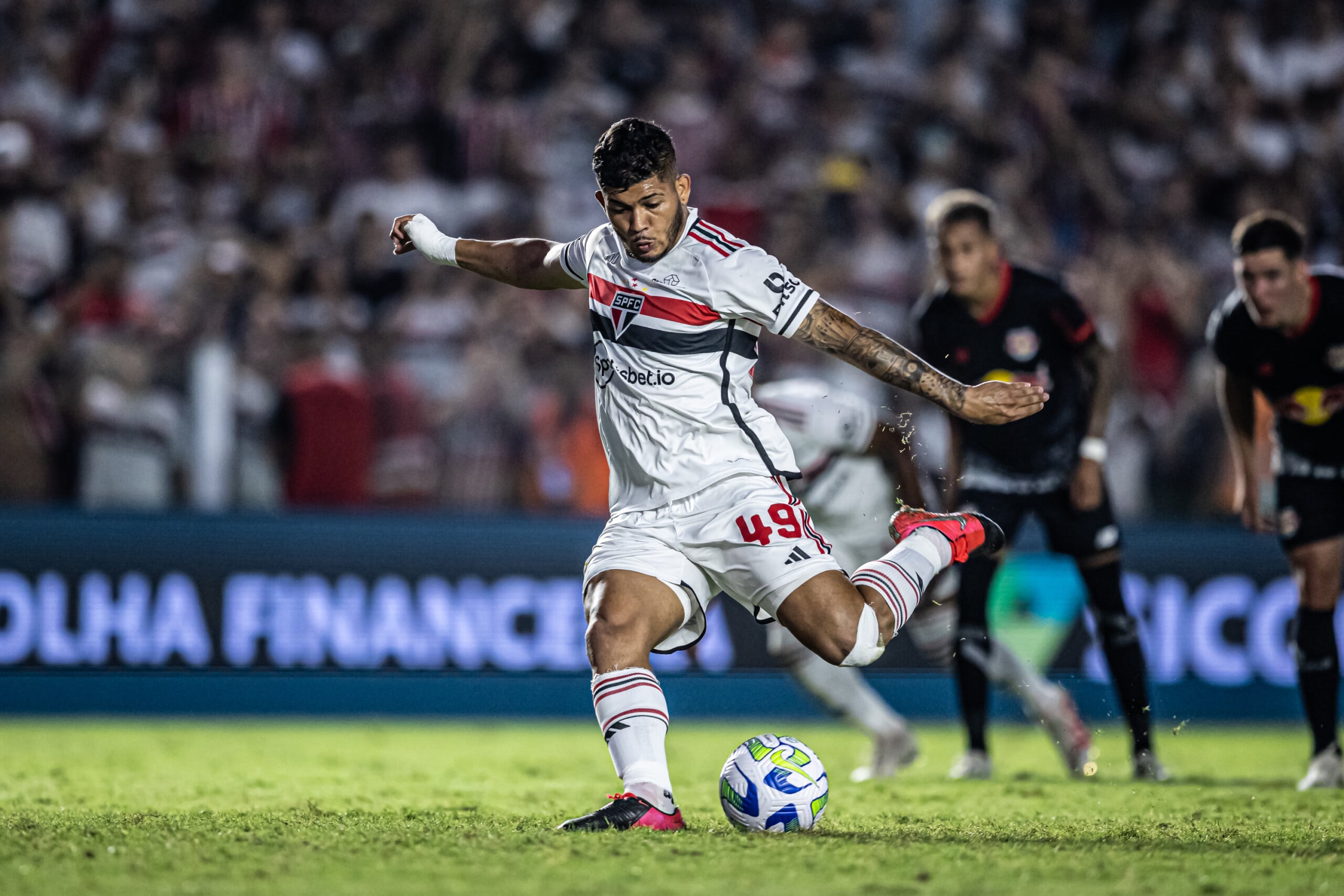 rison marca gol de penalti na na Partida entre São Paulo X Redbull Bragantino, pela trigésima terceira rodada do campeonato Brasileiro série A masculino de 2023, realizada no estádio Vila Belmiro, em Santos, nesta quarta (08). (Foto: JHONY INACIO/Agencia Enquadrar/Folhapress