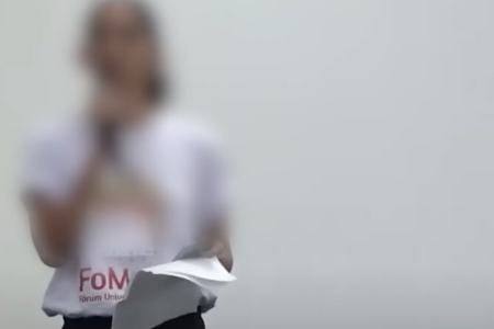 Estudante de Relações Internacionais da UEPB, no momento em que fez a denúncia (Foto: Reprodução)