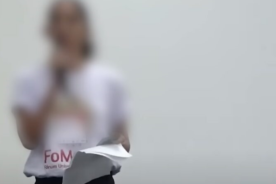 Estudante de Relações Internacionais da UEPB, no momento em que fez a denúncia (Foto: Reprodução)