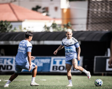 Soteldo treinando com bola no CT Rei Pelé