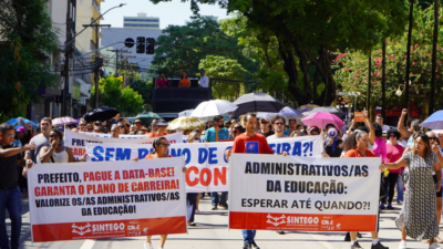 Greve: Servidores da Educação realizam caminhada de reinvindicação no centro de Goiânia