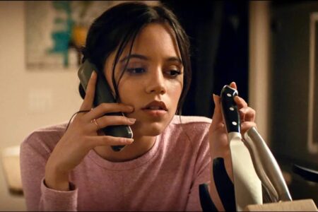Jenna Ortega desistiu de “Pânico 7” devido ao cronograma de filmagens da segunda temporada de “Wandinha”, confirmou a Variety. A notícia de sua saída chega um dia depois que sua co-estrela Melissa Barrera foi demitida do filme de terror devido às postagens de Barrera nas redes sociais sobre a guerra Israel-Hamas.