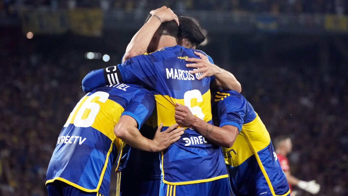 Jogadores do Boca Juniors abraçados
