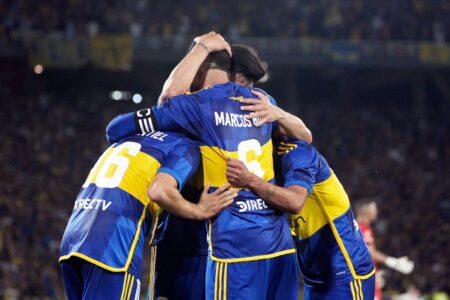 Jogadores do Boca Juniors abraçados