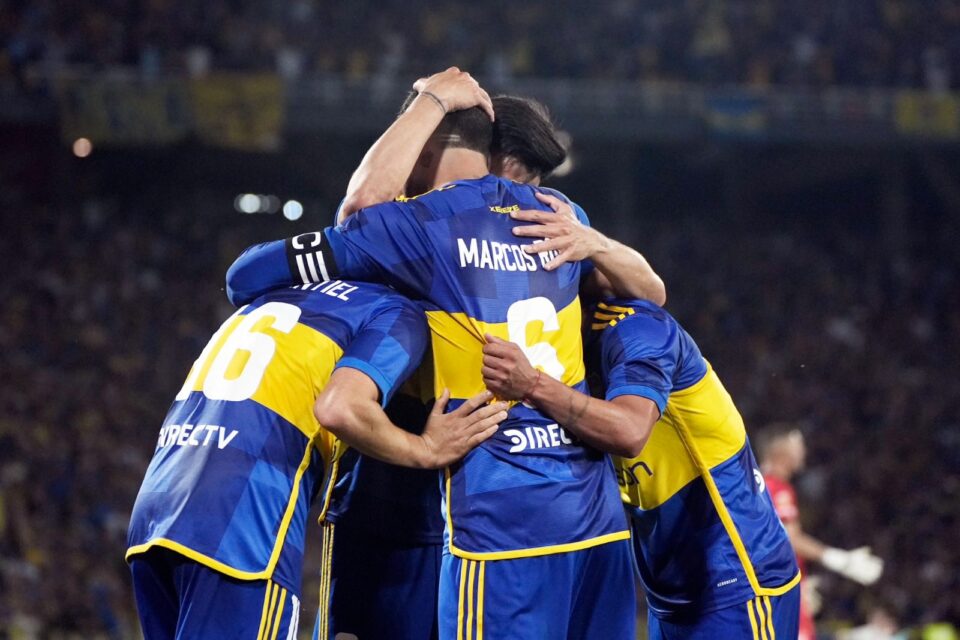 Jogadores do Boca Juniors abraçados