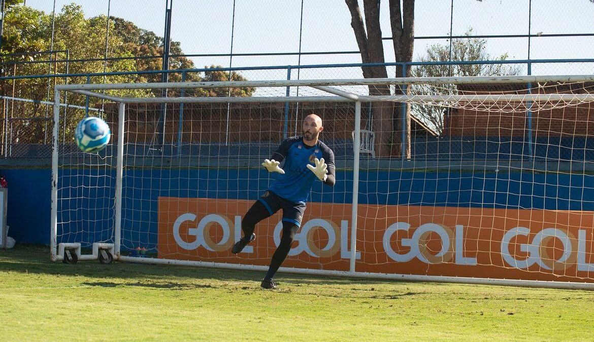 Goleiro Pedro Henrique treinando na Aparecidense