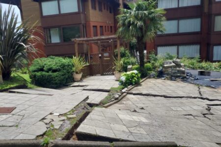 Rachadura em solo de bairro de Gramado (RS) tira mais de 110 famílias de casa