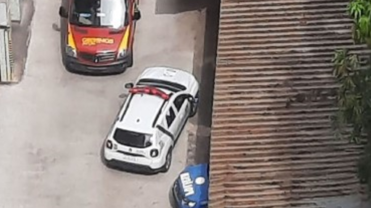 Polícia e bombeiros jno local onde a tragédia aconteceu (Foto: Reprodução)